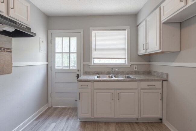 Building Photo - 1009 McEvers Rd