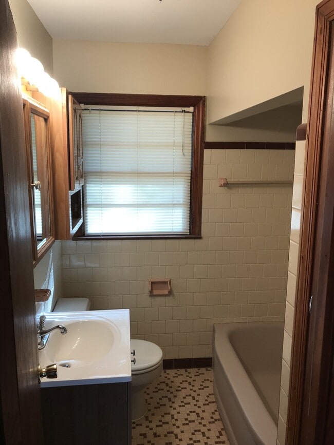 Building Photo - **UPCOMING**Nice 4 Bedroom / 1 Bathroom Ho...