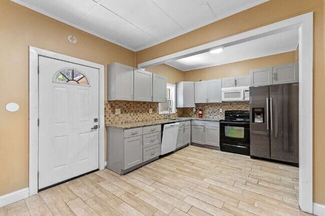 Building Photo - 166 Kingston Ave