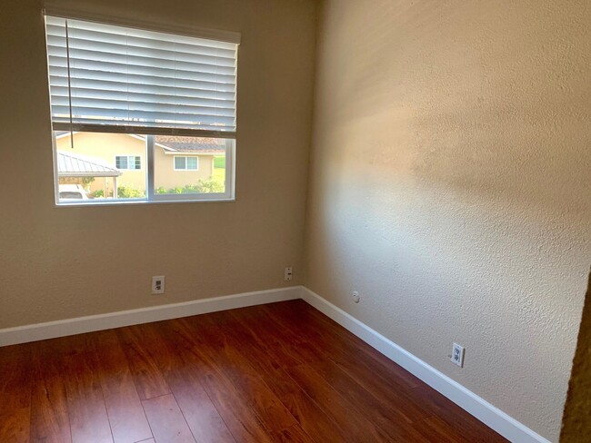 Building Photo - Remodeled 4 bedroom end unit townhouse