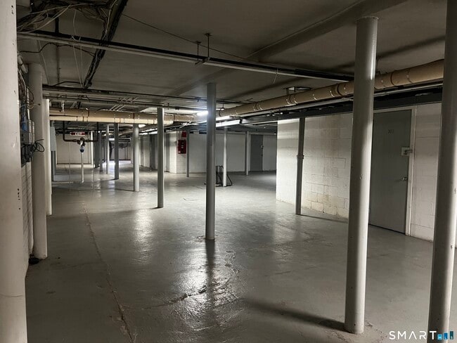 Building Photo - 869 Farmington Ave