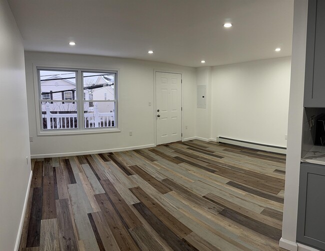 Building Photo - 360 Whiton St