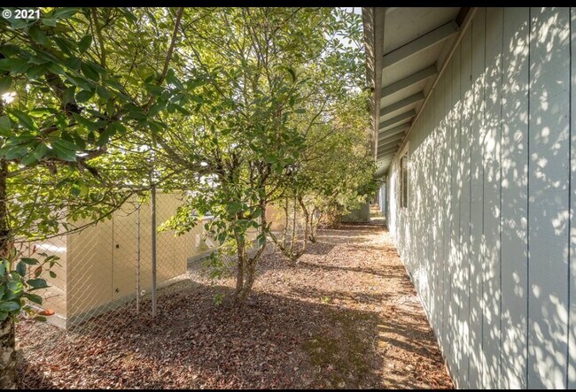 Building Photo - 3238 Lyon St SE