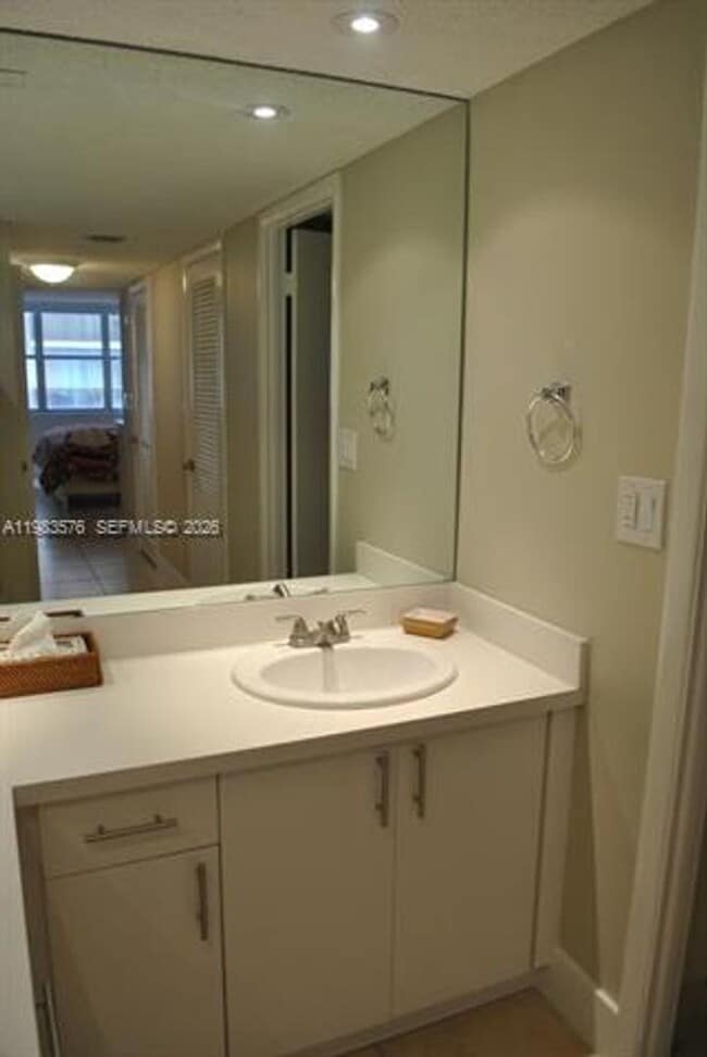 Building Photo - 6039 Collins Ave