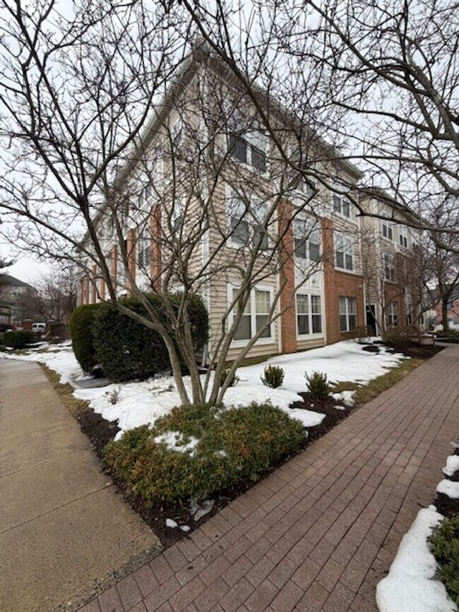 Building Photo - SPACIOUS 2 BEDROOM 2 BATH CONDO WITH LOFT IN KING FARM