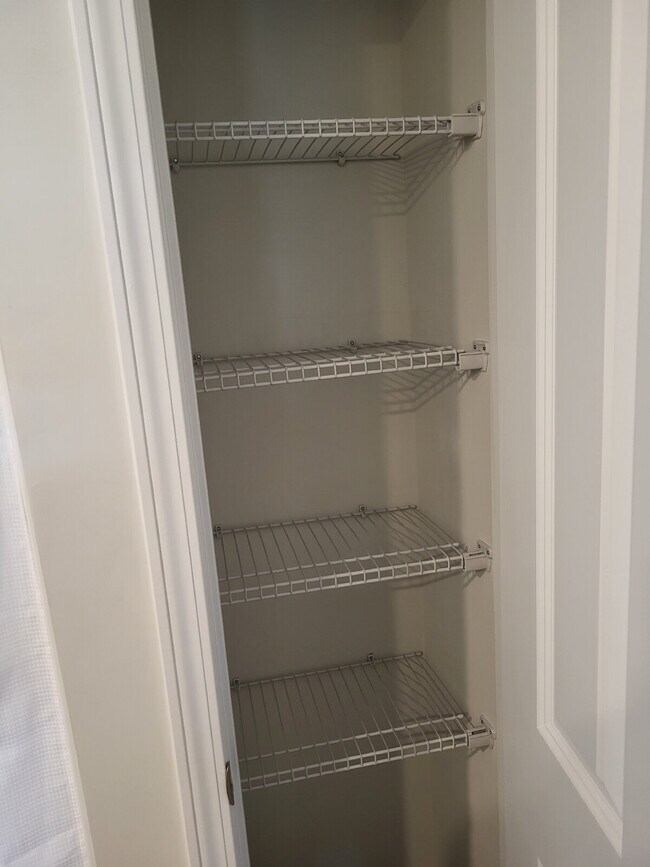 Building Photo - "Spacious Fully Furnished 4-Bedroom Townhouse in Summerville with 3 Full Baths – Your Perfect Fam...