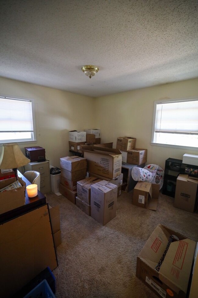 Building Photo - 2 Bedroom Apartment Close to Campus!