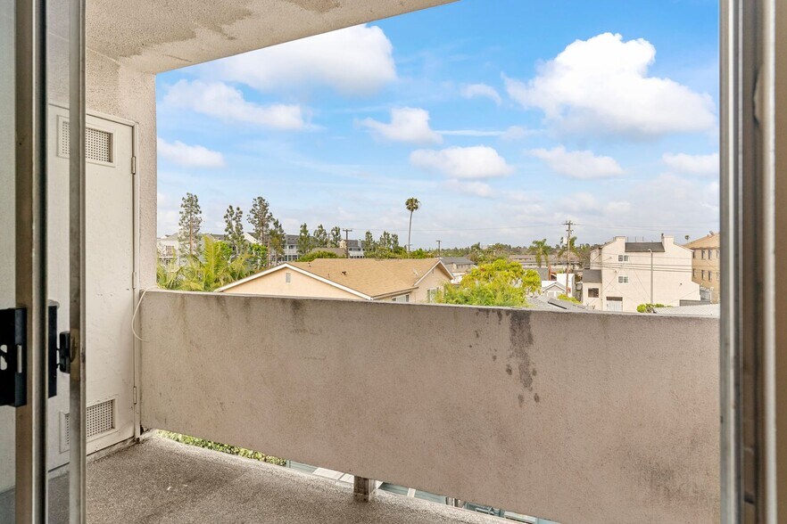 Building Photo - 1070 Loma Ave
