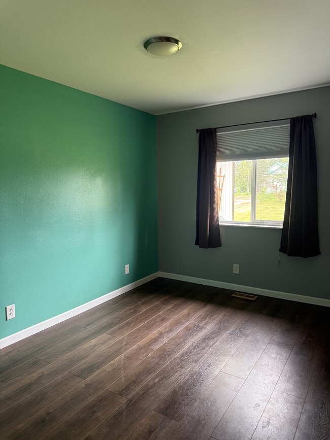 Building Photo - 2150 Bay View Dr