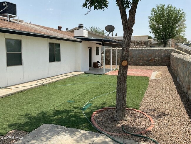Building Photo - 335 Flynn Dr