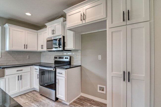 Building Photo - Nearly New 3 Bedroom 2 Bath Home!!!