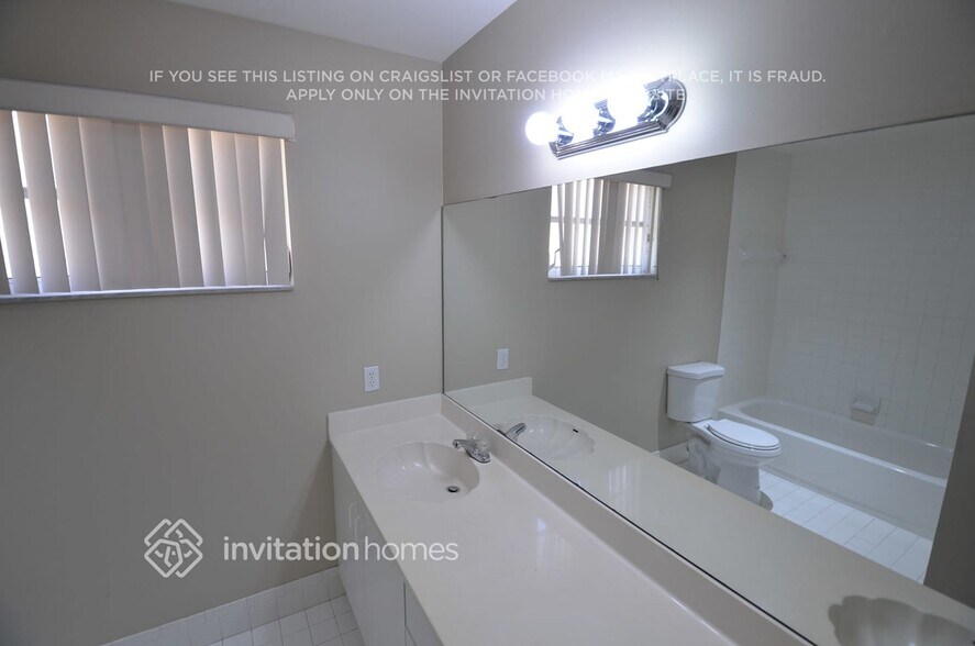 Building Photo - 10444 Sunstream Ln