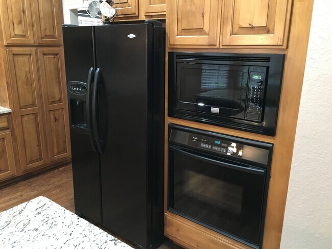 Building Photo - 4201 W Kent St