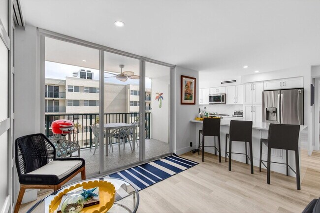 Building Photo - 1236 Hillsboro Mile