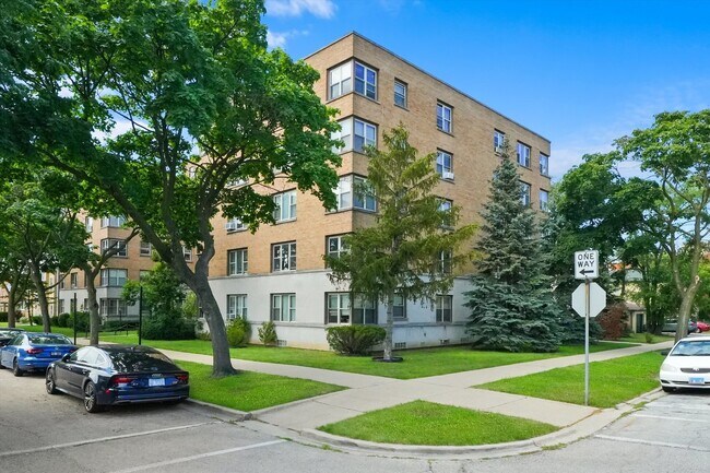 Building Photo - 2610 W Balmoral Ave