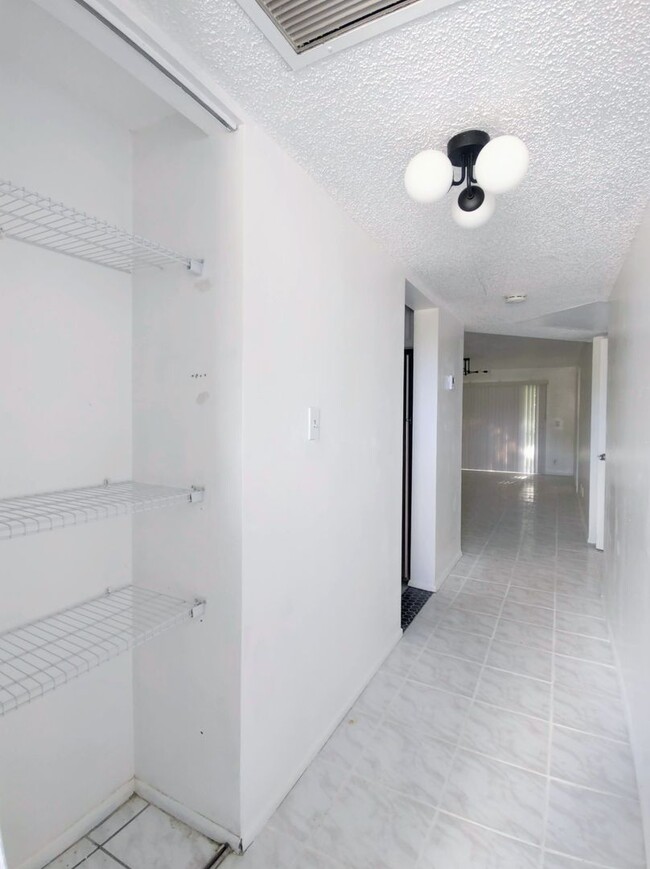 Building Photo - Renovated 2 Bed, 2 Bath Gem in Versailles ...