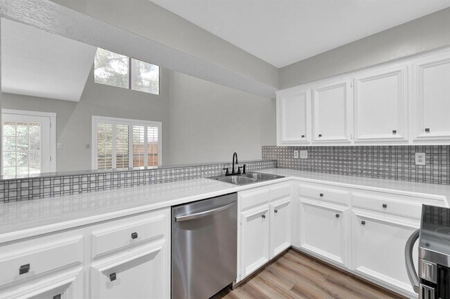 Building Photo - 3843 Knollcrest Dr
