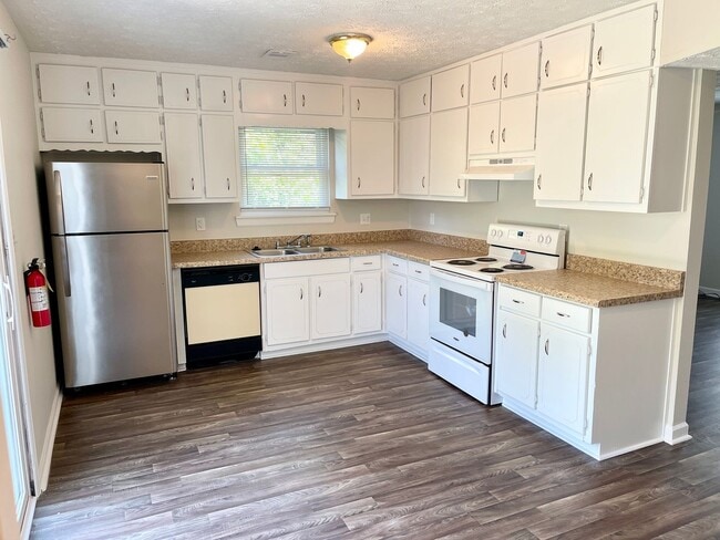 Building Photo - Welcome to this charming 2-bedroom, 1.5-ba...