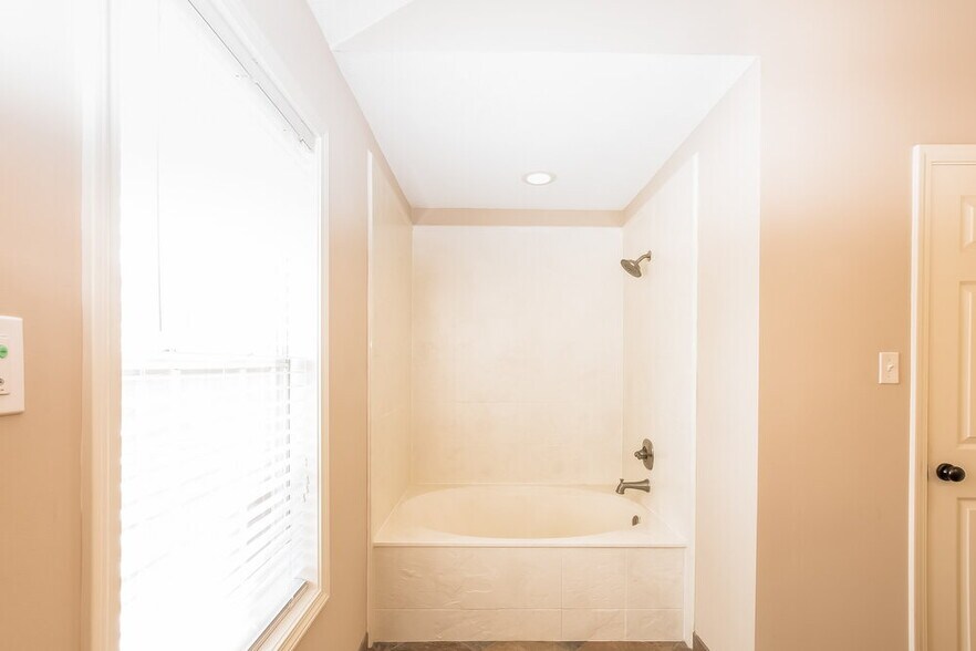 Building Photo - 6688 Millgrove Park Dr