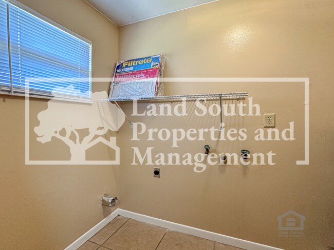 Building Photo - 2527 Crystal Lake Acres Dr