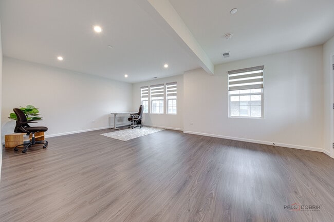 Building Photo - 121 Yorktown Ct