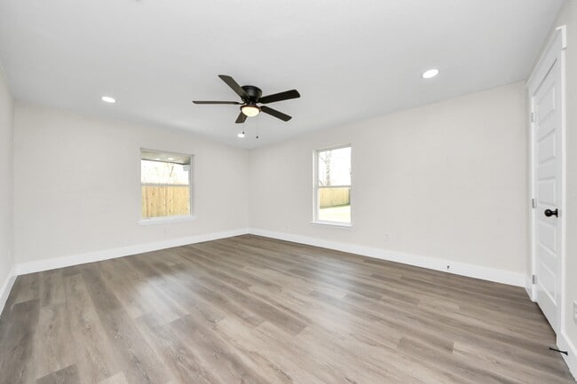 Building Photo - 918 Loper St