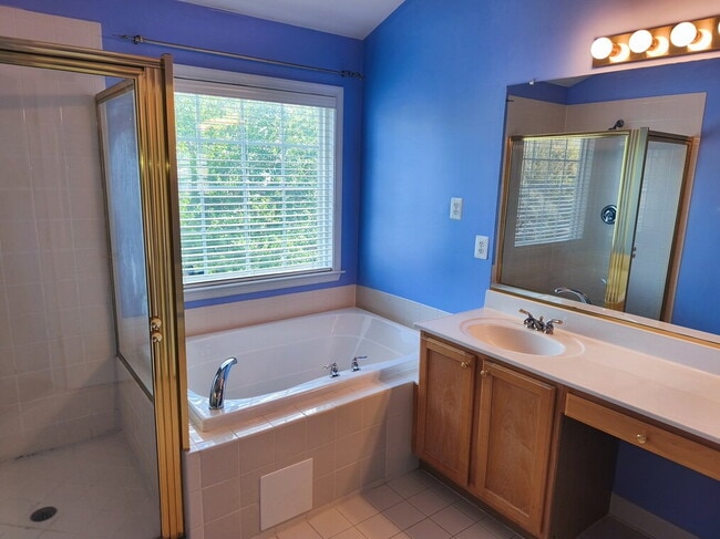Building Photo - Exceptional End-Unit Townhome with Expansi...