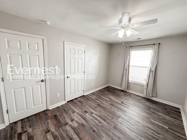 Building Photo - 3 Bed, 2 Bath Home with Carport / Available Now!