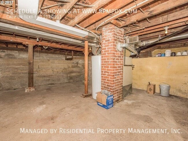 Building Photo - 5616 SE Mall St