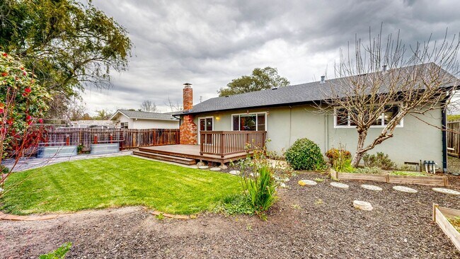 Building Photo - 3 Bedroom 2 Full Bath with Private Yard and 1 Car Garage !