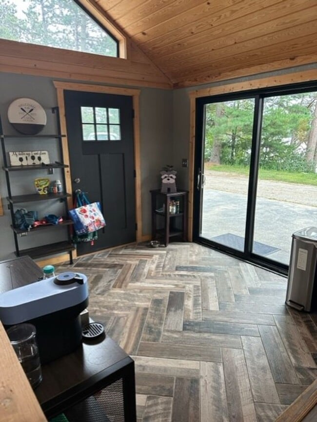 Building Photo - East Twin Lake Home - 3 BR, 2 Bath Single ...