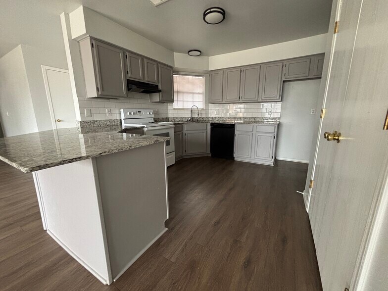 Building Photo - 2839 Adrian Ave