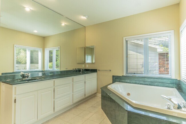 Building Photo - 10 Lindura Ln