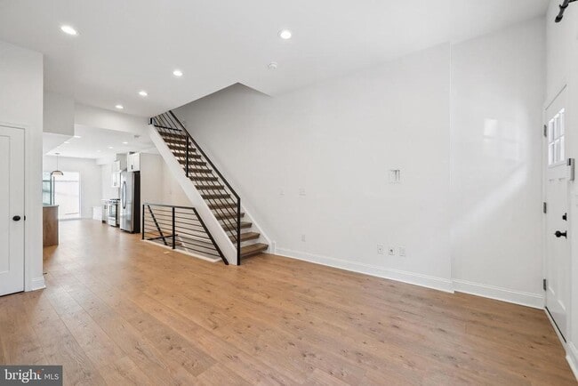 Building Photo - 840 Leland St