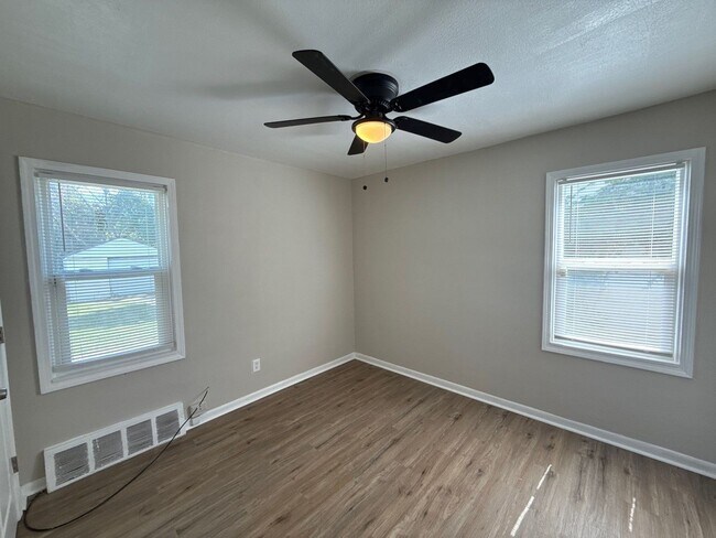 Building Photo - Renovated 3-Bedroom Home – Move-In Ready!
