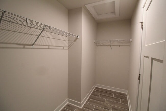 Building Photo - 105 S Peak Dr