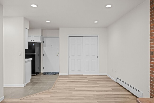 Building Photo - Newly Renovated Condo!