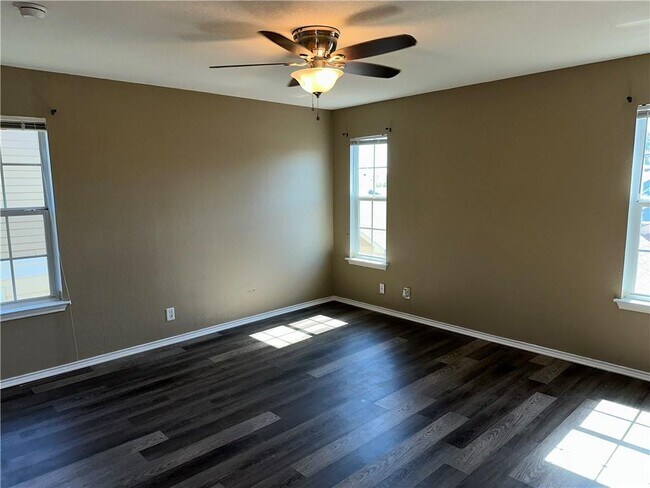 Building Photo - 1042 Dorn