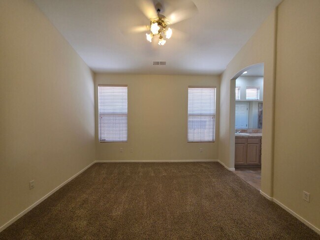 Building Photo - 2 bedroom 2 bath home, 2 car garage, in So...