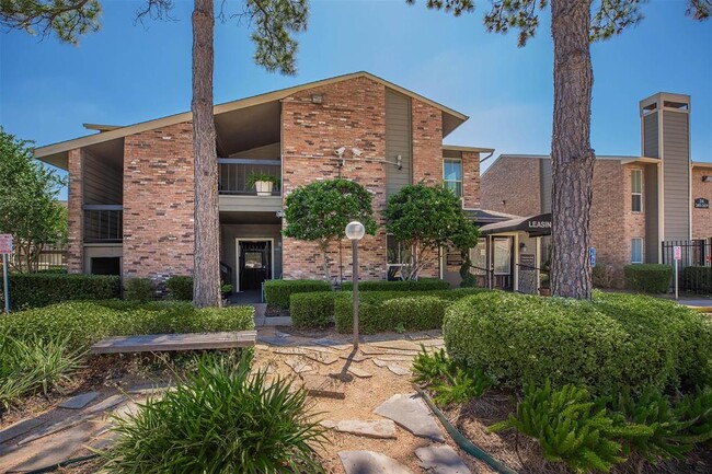 Building Photo - 15330 Ella Blvd Blvd