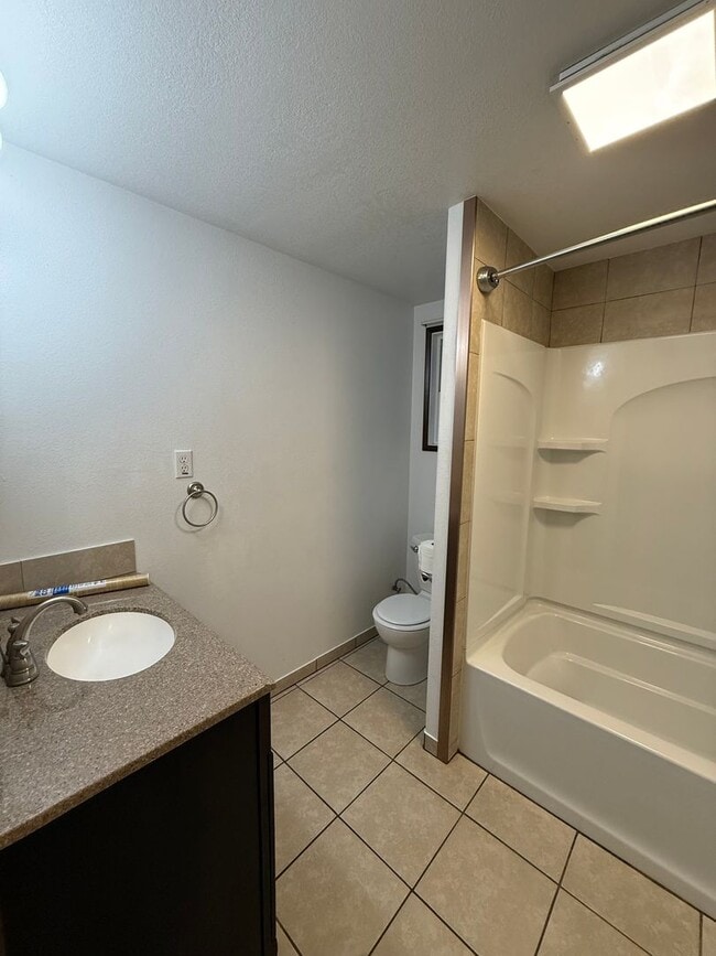Building Photo - Newly Updated! 3 Bed/2 Bath House on a Lar...