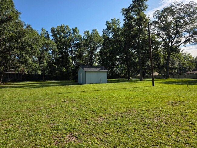 Building Photo - Country Living with Beautiful Oak Trees on Acreage!
