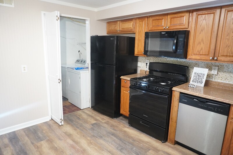 Building Photo - 7956 Eastdale Rd