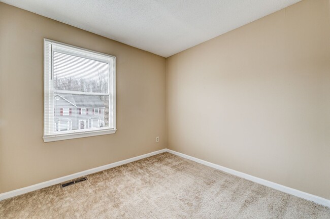 Building Photo - SW, Large Townhome, Wood/Vinyl Flooring, F...