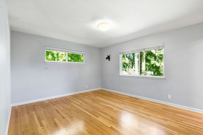 Building Photo - 2640 SW Vista Dr