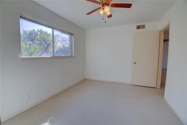 Building Photo - 1304 Mariposa Dr
