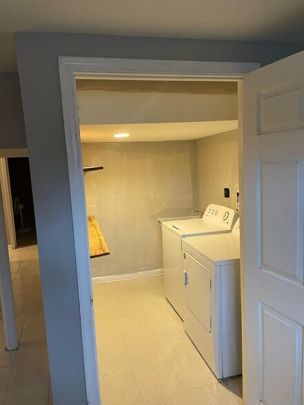 laundry room in the basement - 3403 Aberdeen St