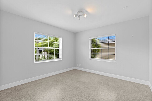 Building Photo - 259 Bloomfield Dr