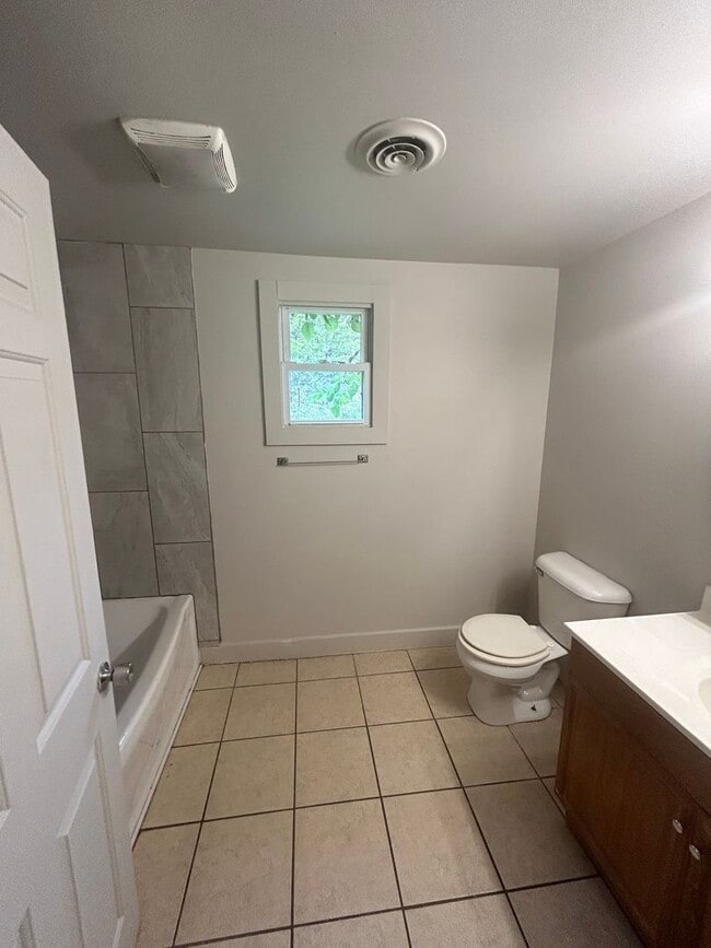 Building Photo - 2806 Rousseau Ave