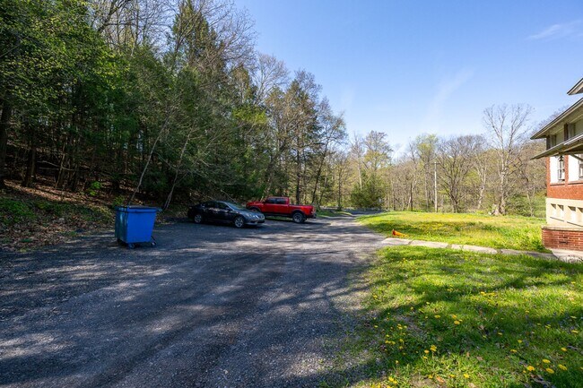 Building Photo - 480 Spruce Hollow Rd